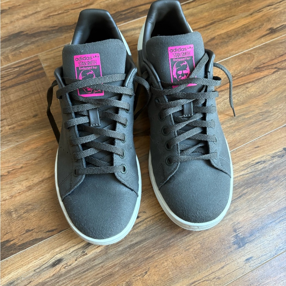 Adidas Stan Smith Olive Sneakers with Pink Accents / Kids 6.5 or Women’s 8